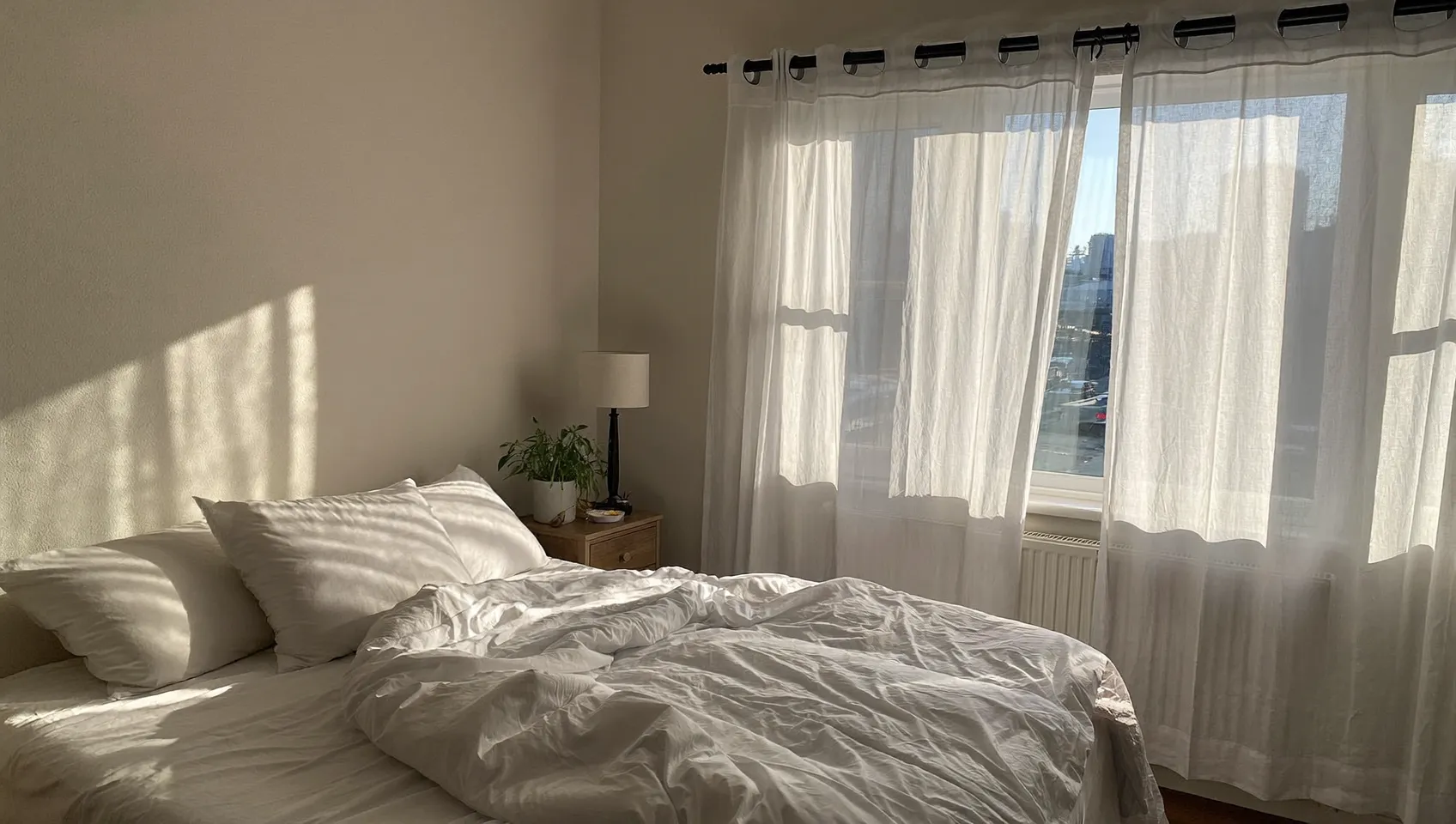 朝の光が差し込む寝室、質の良い睡眠環境づくり