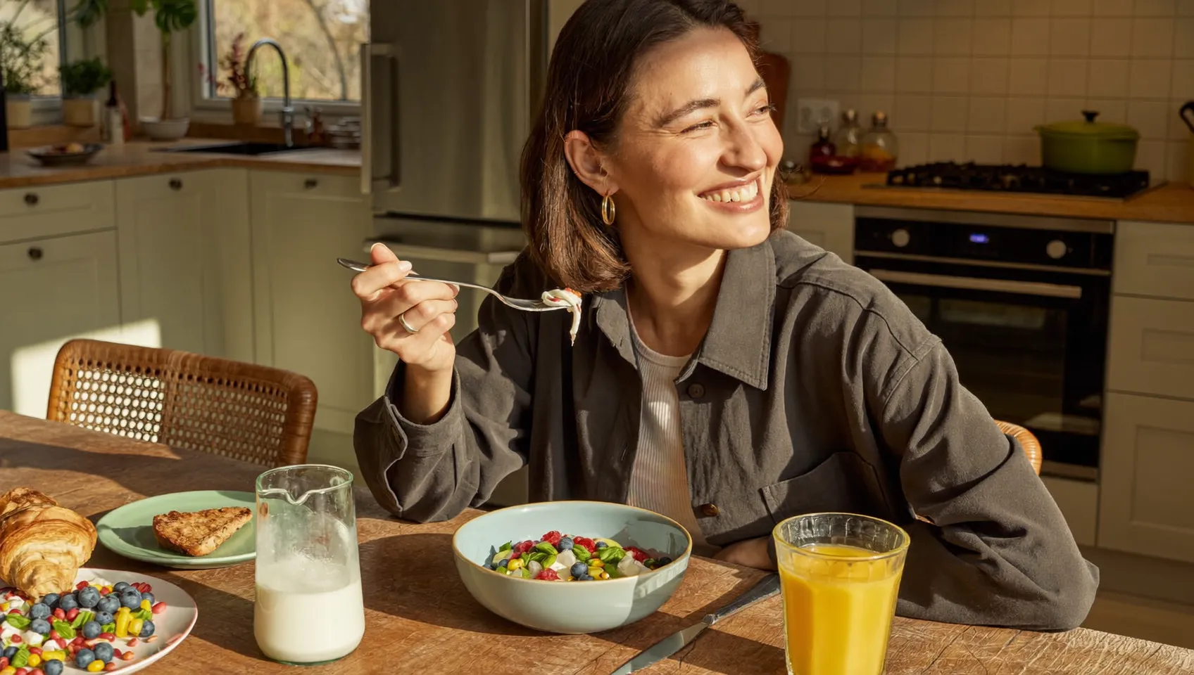 食事記録のノートを見返しながら生活習慣を振り返る様子