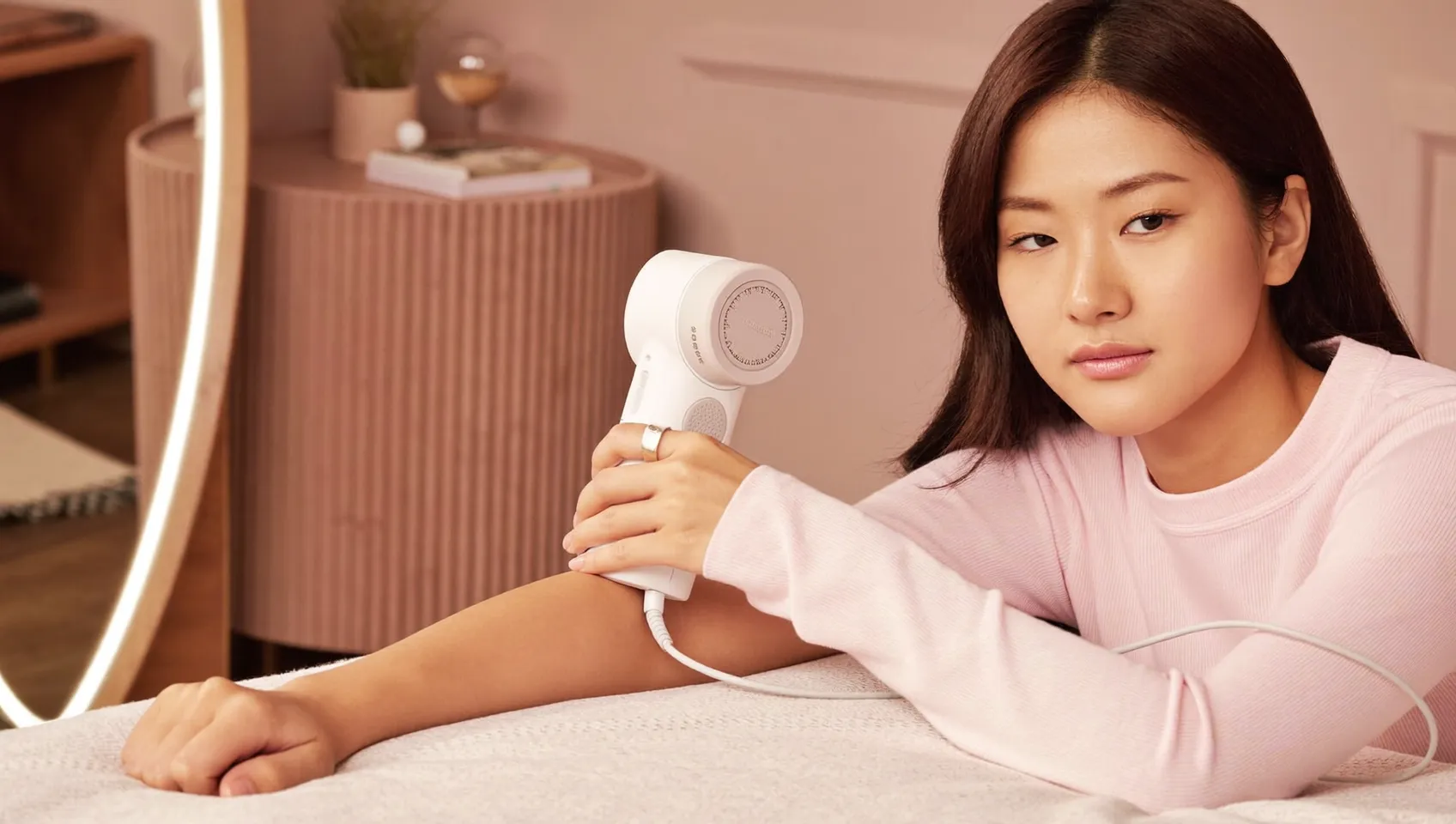 美顔器を腕に当てて使用している様子