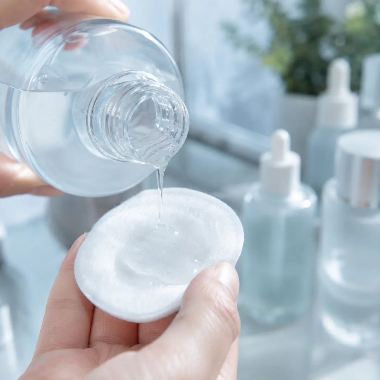 化粧水を手のひらで顔になじませる様子