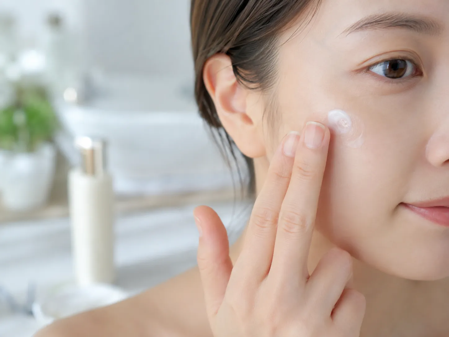指先で頬に化粧水を優しくなじませる様子