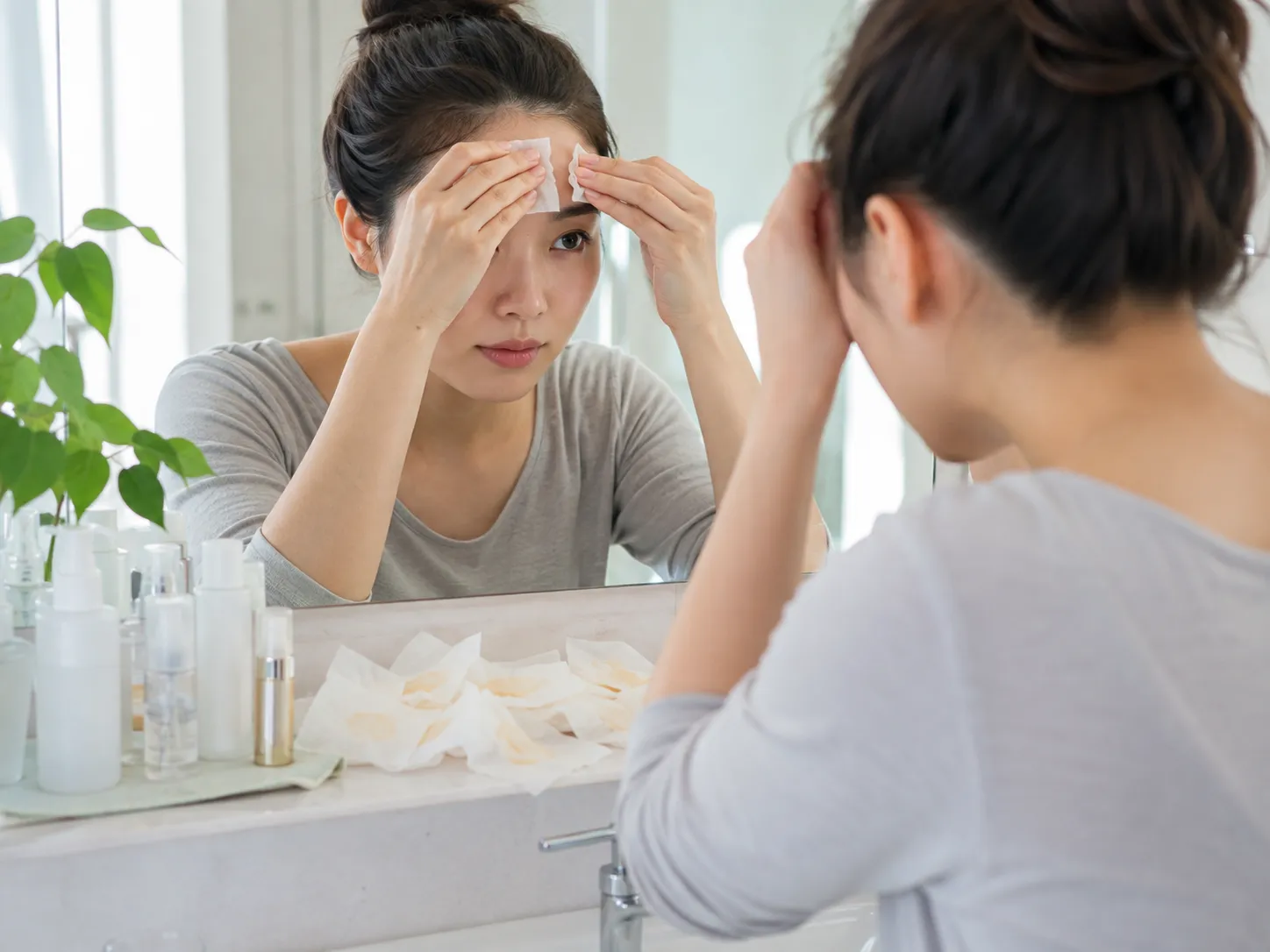 あぶらとり紙を何度も使ってTゾーンを押さえる様子