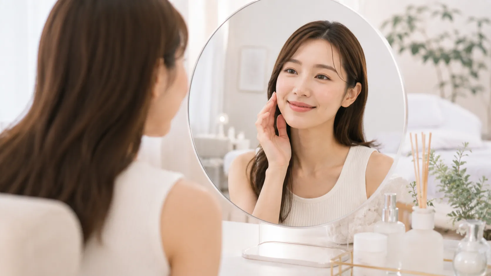 丸鏡越しに頬へ手を添えてシミの状態を確認する女性